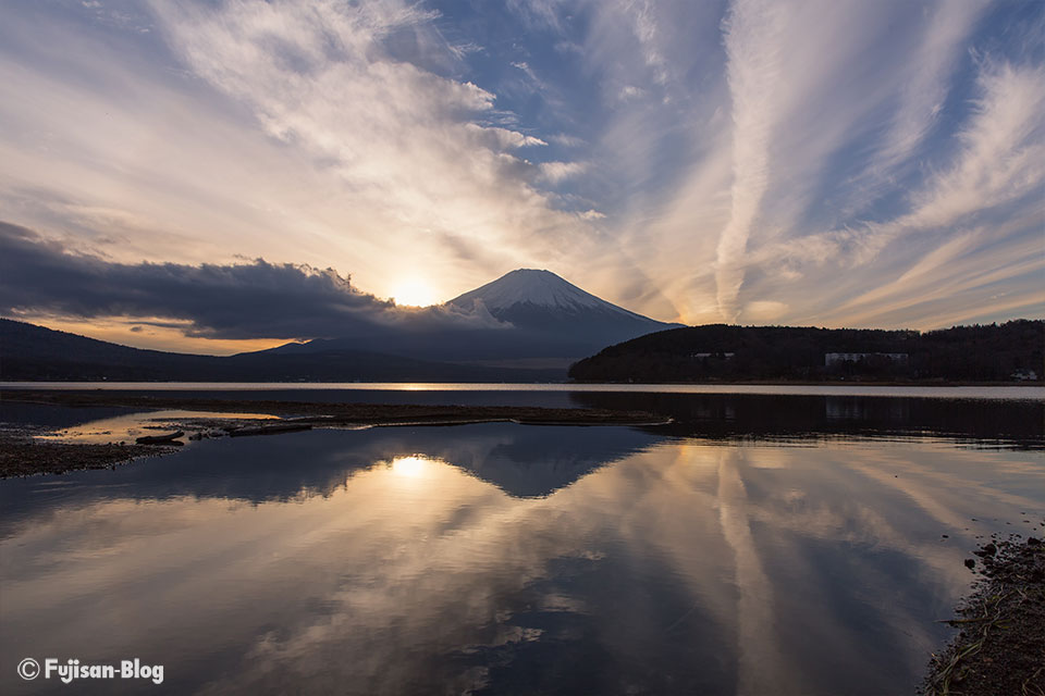 【富士山写真】夕暮れの山中湖から富士山と日暈(ひがさ)