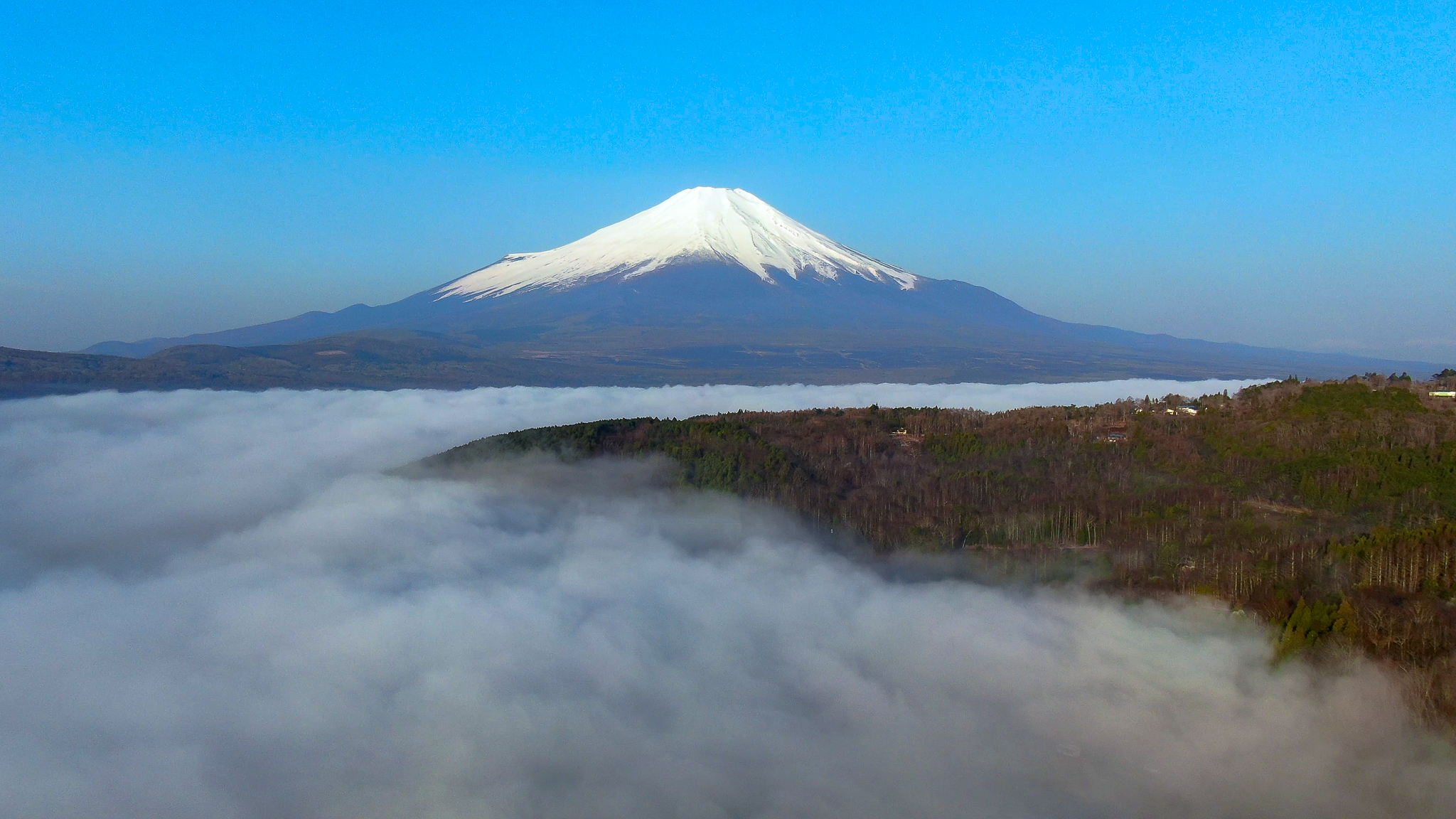 山中湖平野上空から見た富士山