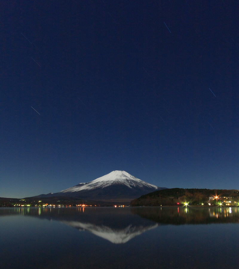 【富士山写真】月明かりに照らされる富士山と山中湖