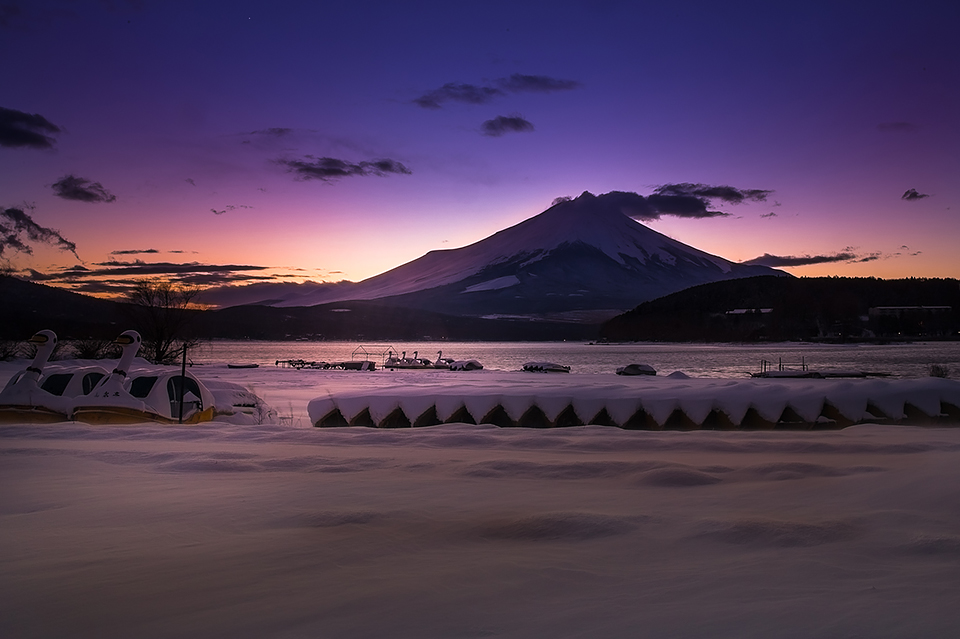 山中湖平野地区からの雪と富士山