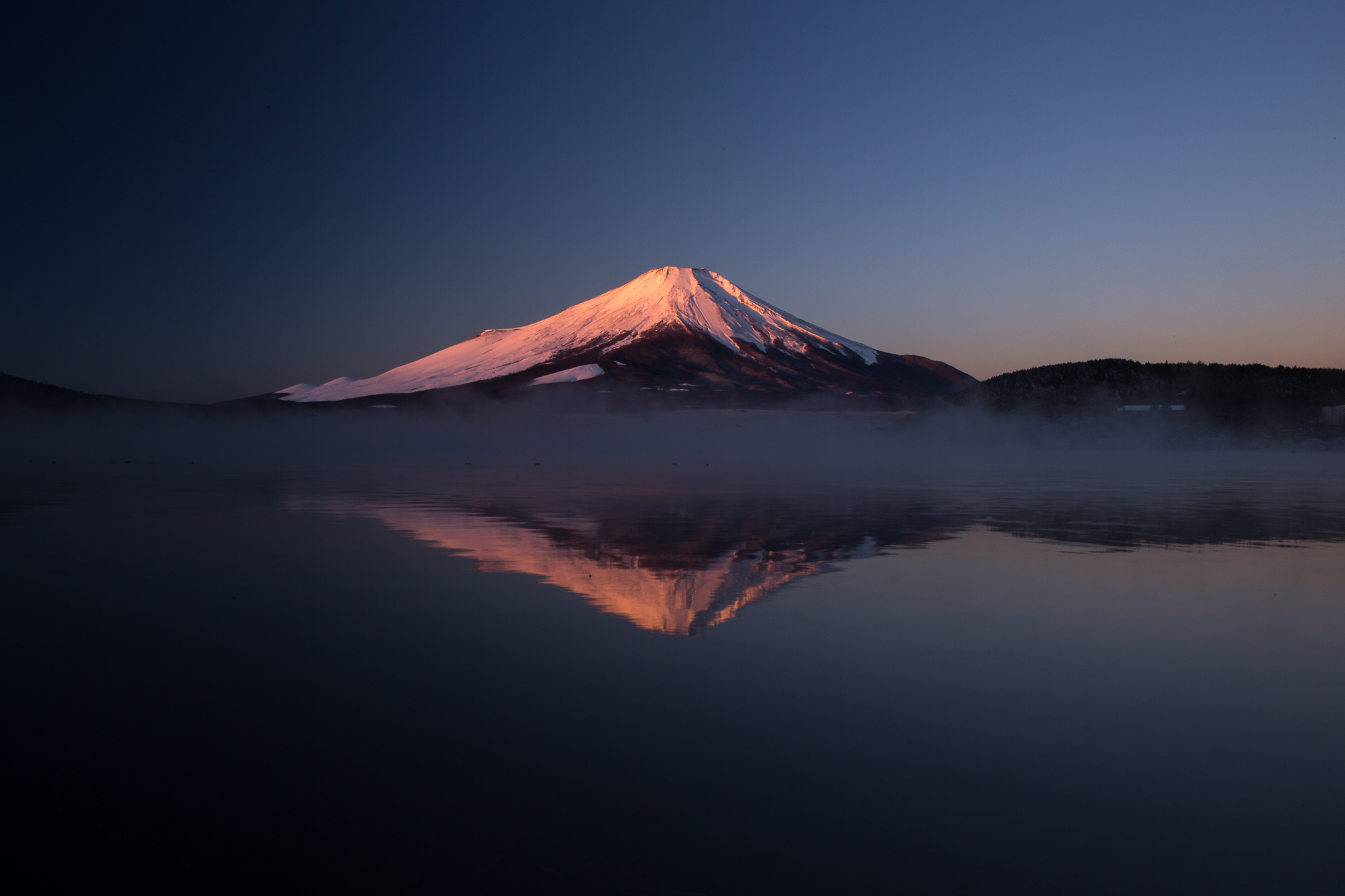 ［山中湖村］紅く輝く富士山と青く美しい富士山