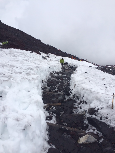 ［富士山山小屋 御来光館］頂上付近の状況（6月25日）