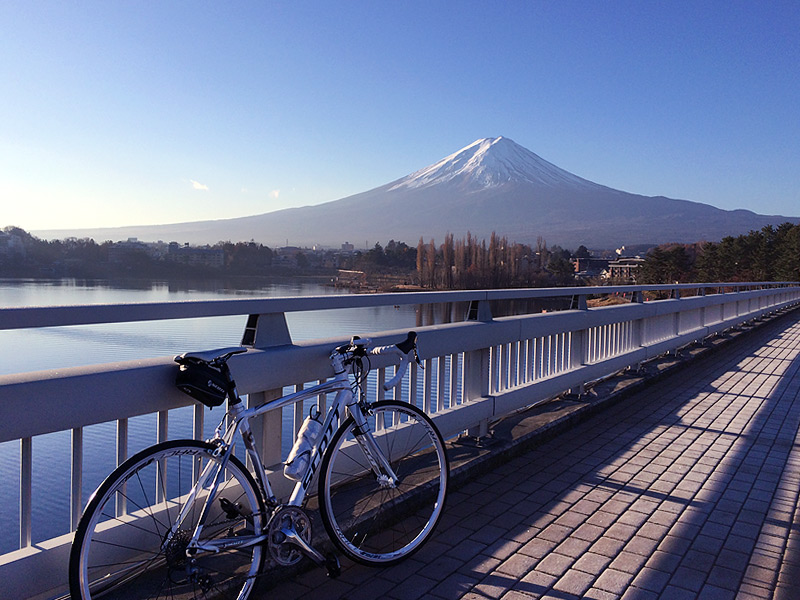 河口湖大橋より富士山を望む