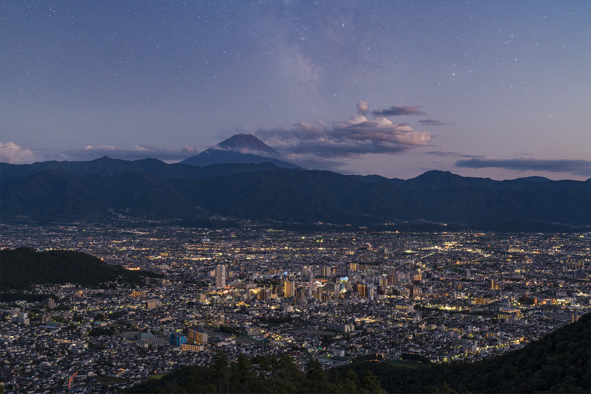 富士山と甲府盆地の夜景