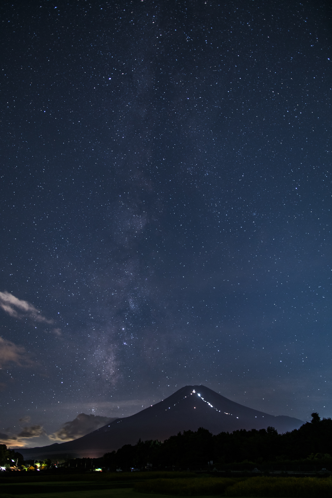 富士山の人文字と天の川と向日葵と